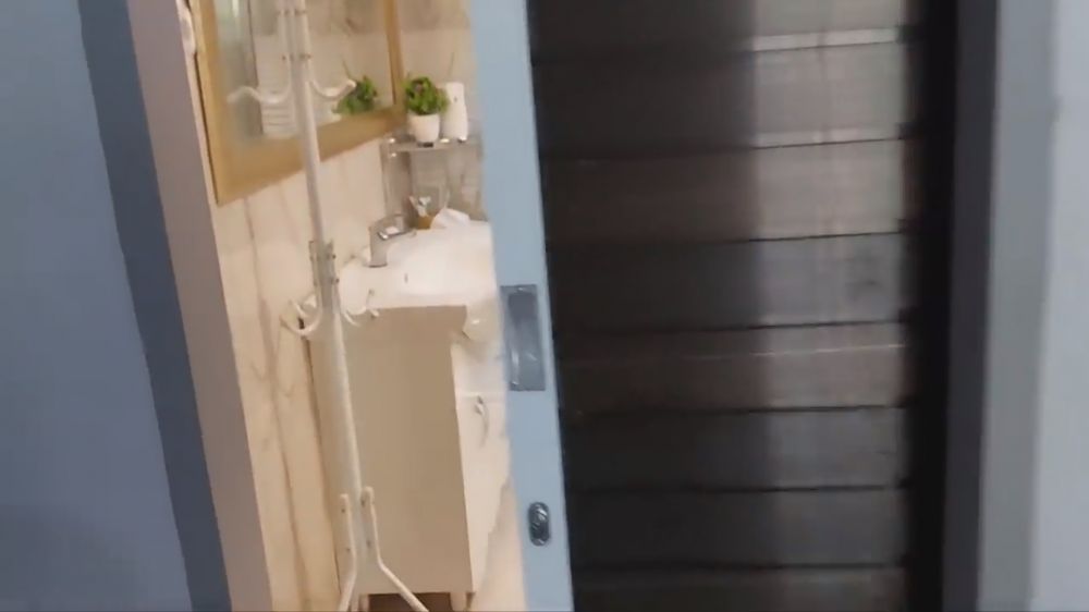 Luarnya berdinding triplek beratap seng, dalamnya ada kamar mandi mewah bikin melongo, ini 9 potretnya