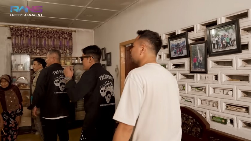 Desainnya jadul zaman dulu tapi tetap apik terawat, intip 11 potret rumah punya kakek nenek Ariel NOAH