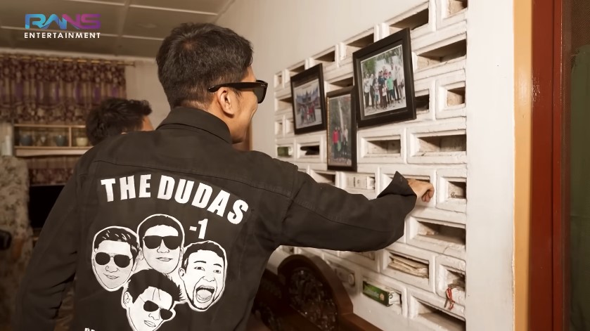 Desainnya jadul zaman dulu tapi tetap apik terawat, intip 11 potret rumah punya kakek nenek Ariel NOAH