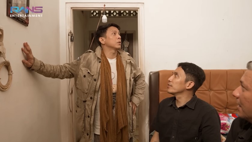 Desainnya jadul zaman dulu tapi tetap apik terawat, intip 11 potret rumah punya kakek nenek Ariel NOAH