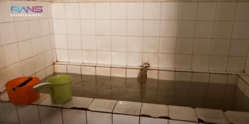 Desainnya jadul zaman dulu tapi tetap apik terawat, intip 11 potret rumah punya kakek nenek Ariel NOAH