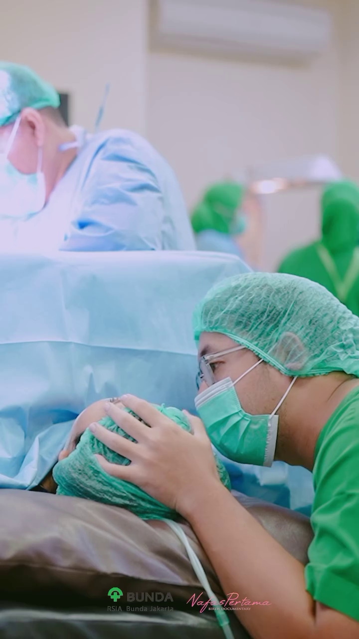 Lahirkan anak pertamanya dengan Muhammad Khairi, ini 9 momen persalinan Kiky Saputri