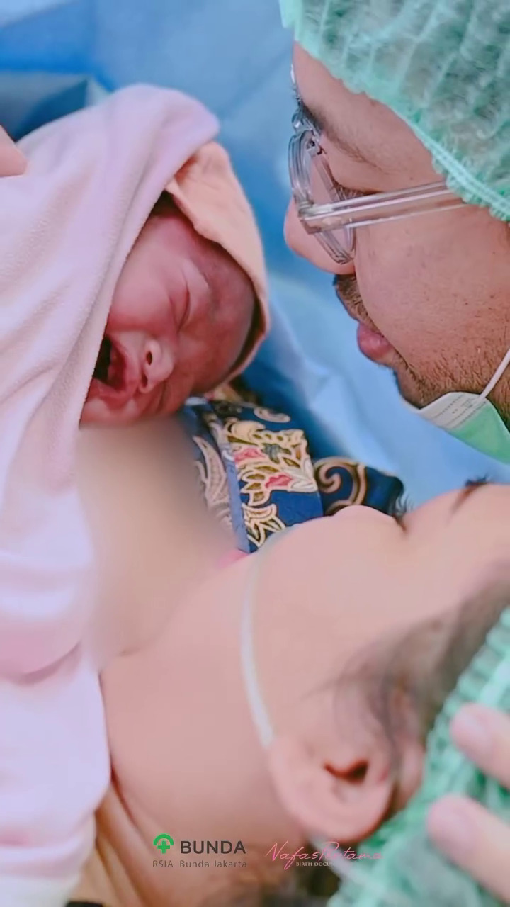 Lahirkan anak pertamanya dengan Muhammad Khairi, ini 9 momen persalinan Kiky Saputri