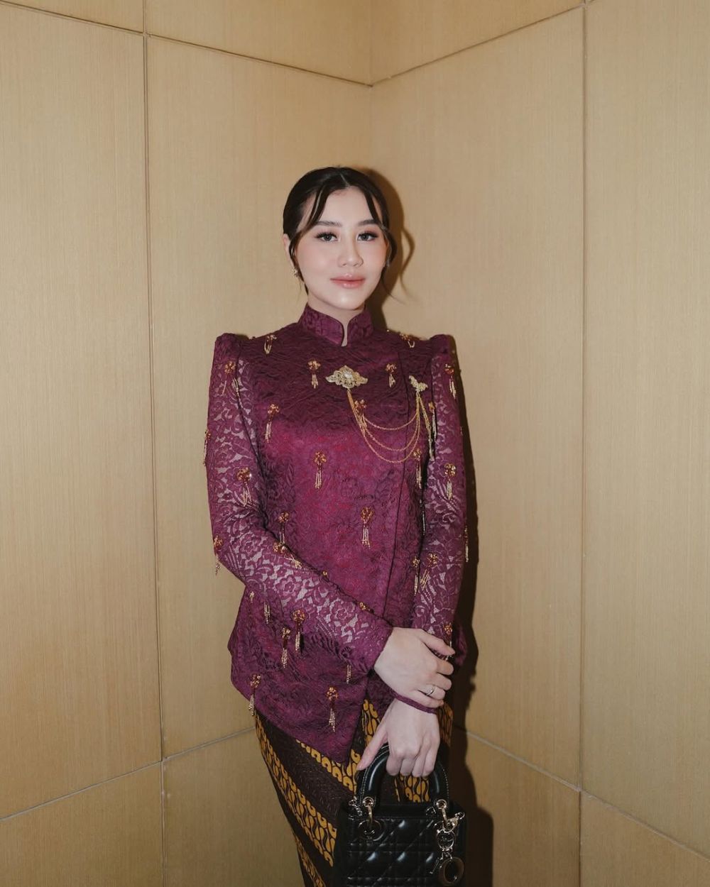 9 Potret gaya Aaliyah Massaid jadi bridesmaid saat hamil 5 bulan, bentuk tubuhnya bikin salfok