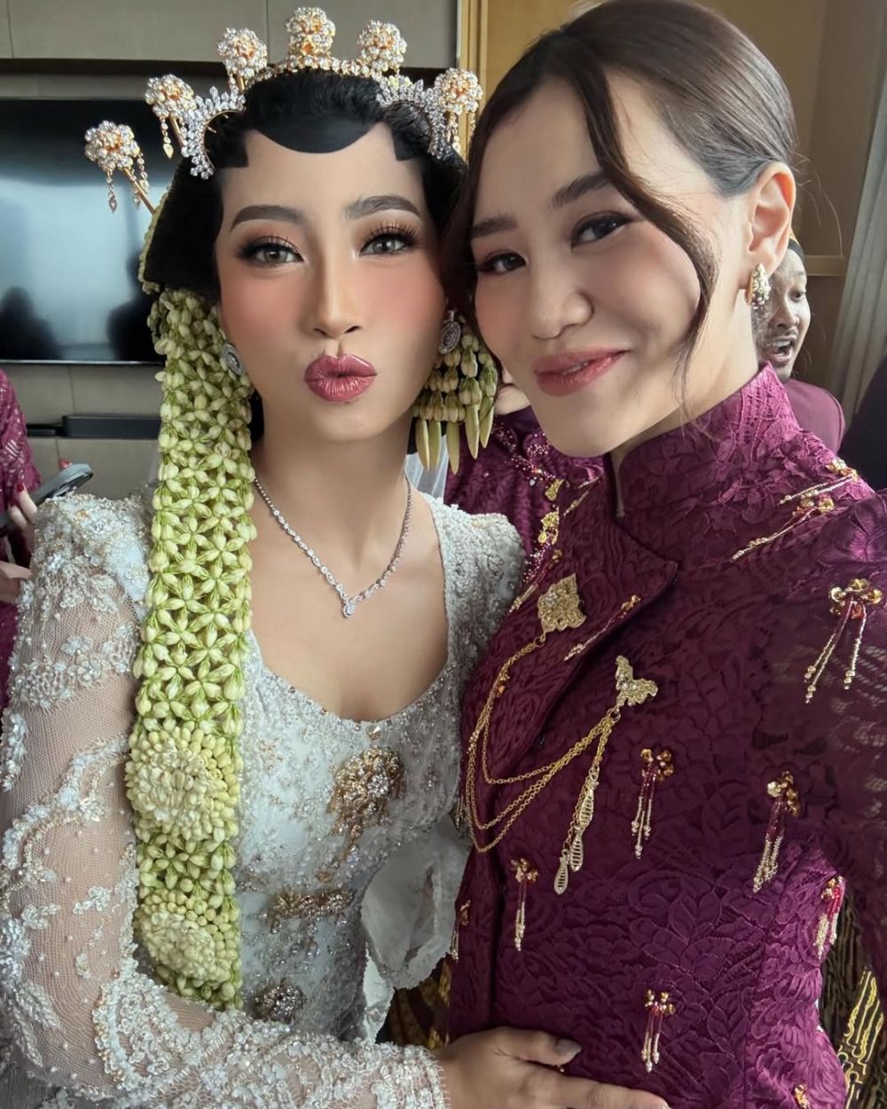 9 Potret gaya Aaliyah Massaid jadi bridesmaid saat hamil 5 bulan, bentuk tubuhnya bikin salfok