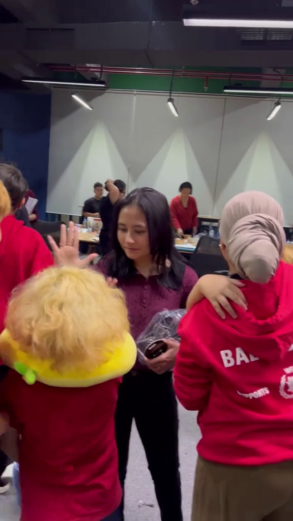 Disebut seumuran karena baby face dan mungil, ini 9 momen Prilly Latuconsina bareng aktor cilik