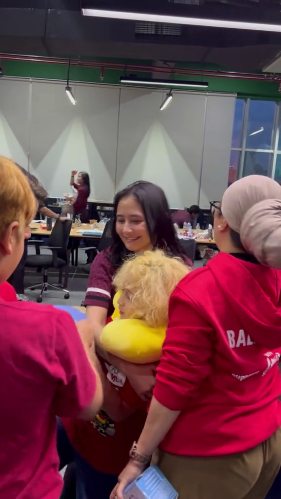 Disebut seumuran karena baby face dan mungil, ini 9 momen Prilly Latuconsina bareng aktor cilik