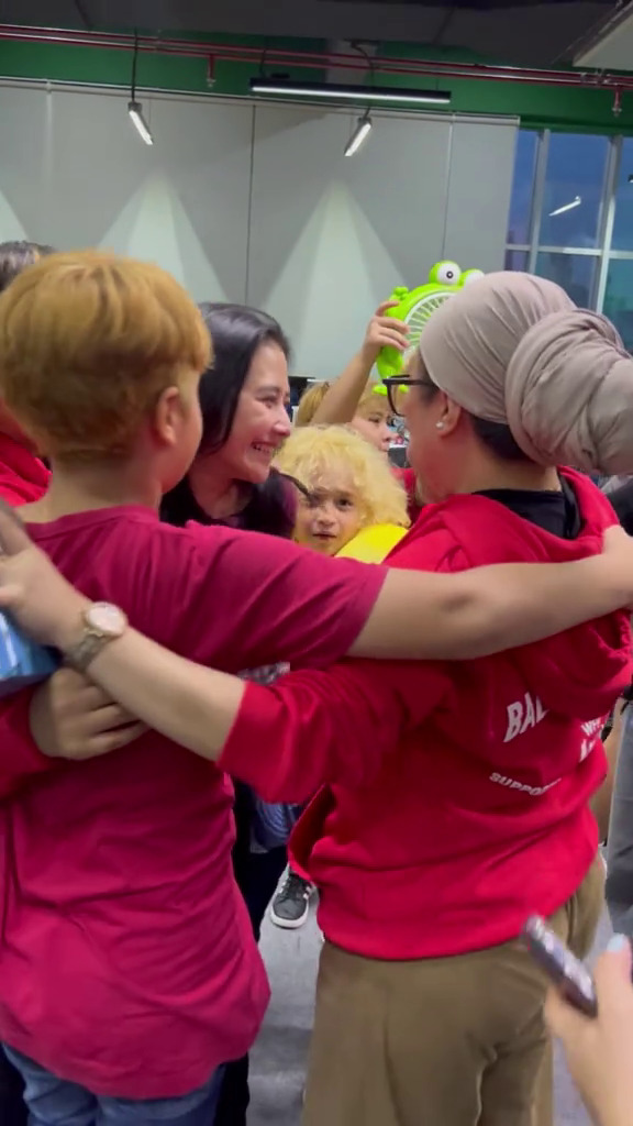 Disebut seumuran karena baby face dan mungil, ini 9 momen Prilly Latuconsina bareng aktor cilik