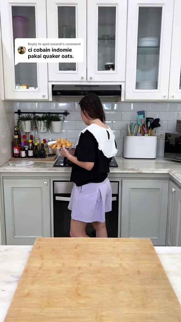 Hobi review makanan, Nanakoot punya dapur minimalis yang estetik serba putih, intip 9 potretnya