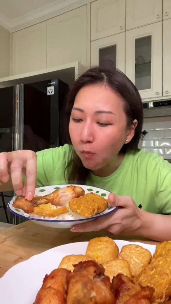 Hobi review makanan, Nanakoot punya dapur minimalis yang estetik serba putih, intip 9 potretnya