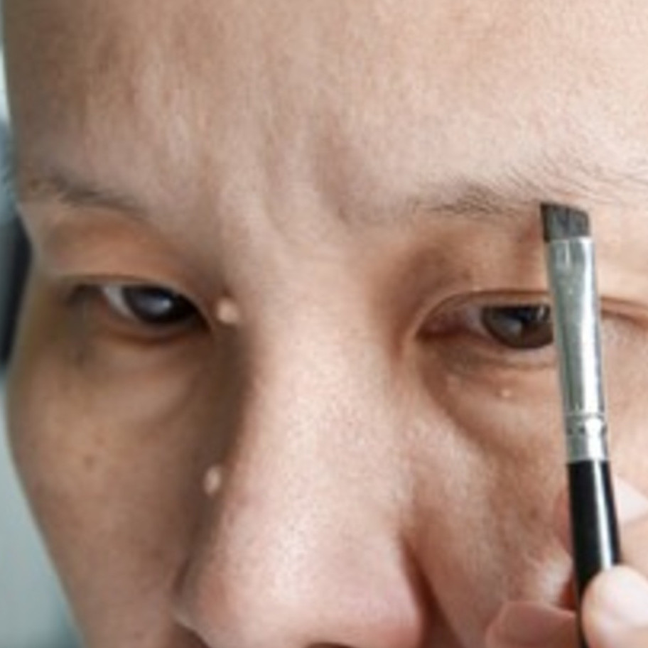 Cara bikin alis botak jadi tebal bervolume pakai 1 bubuk minuman, nggak perlu serum rambut 