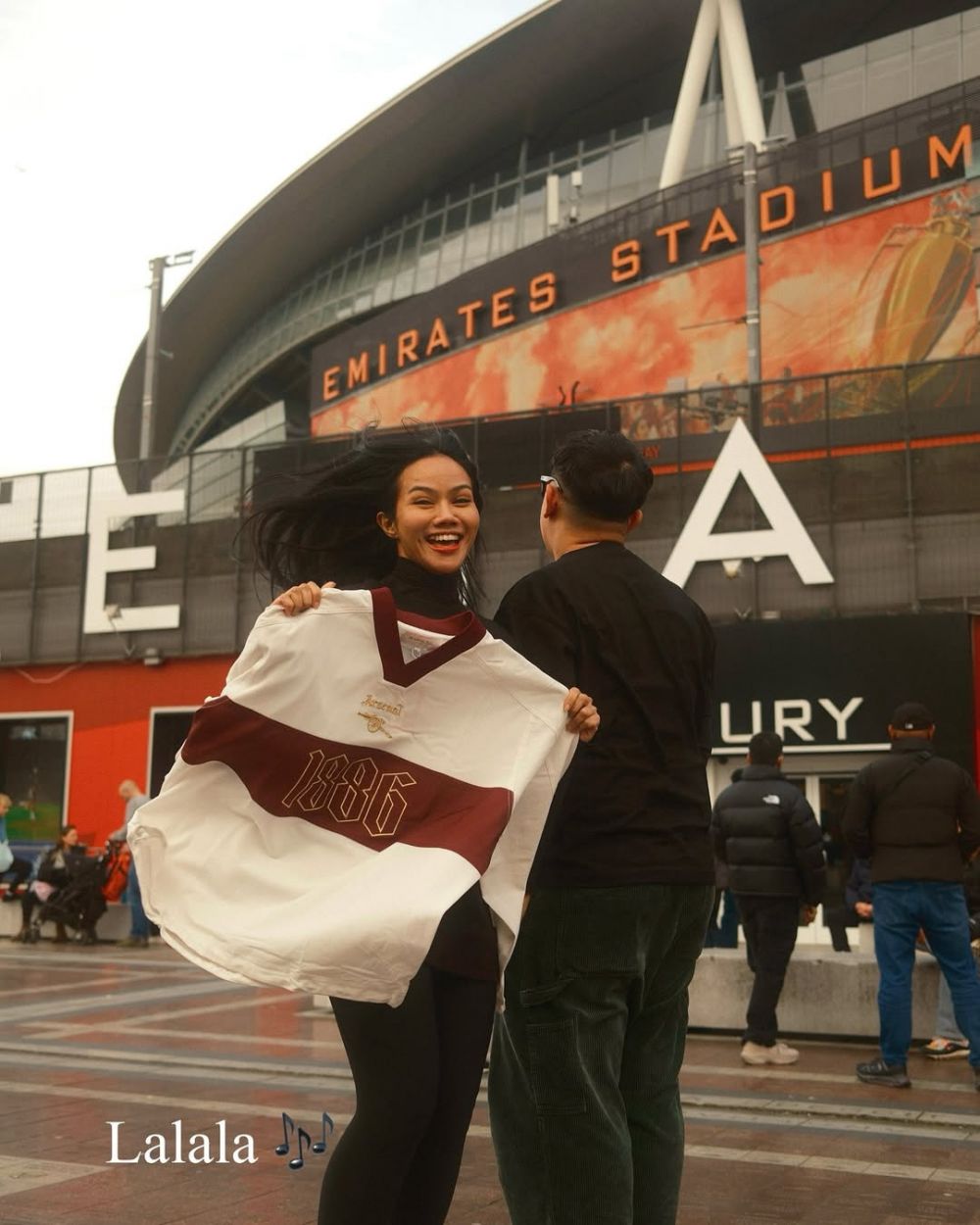 Nonton bola di Inggris, 9 momen kocak Yura Yunita dukung tim selain MU bikin Donne Maula ngambek