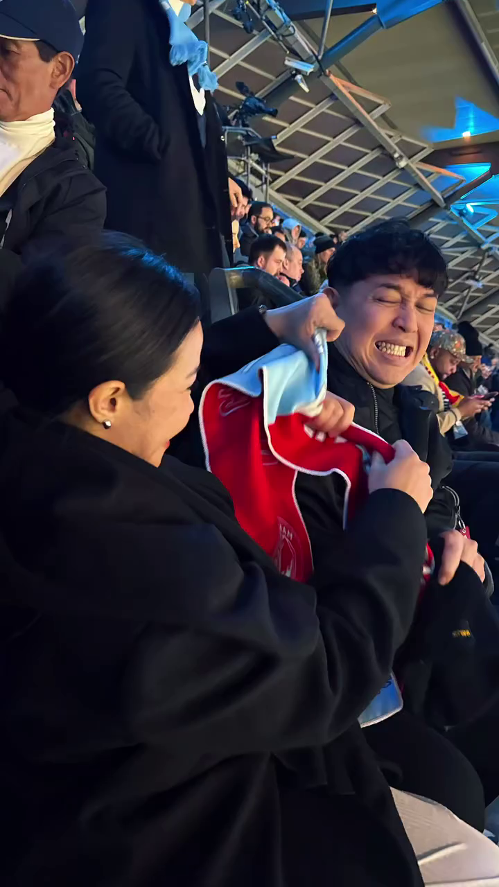 Nonton bola di Inggris, 9 momen kocak Yura Yunita dukung tim selain MU bikin Donne Maula ngambek