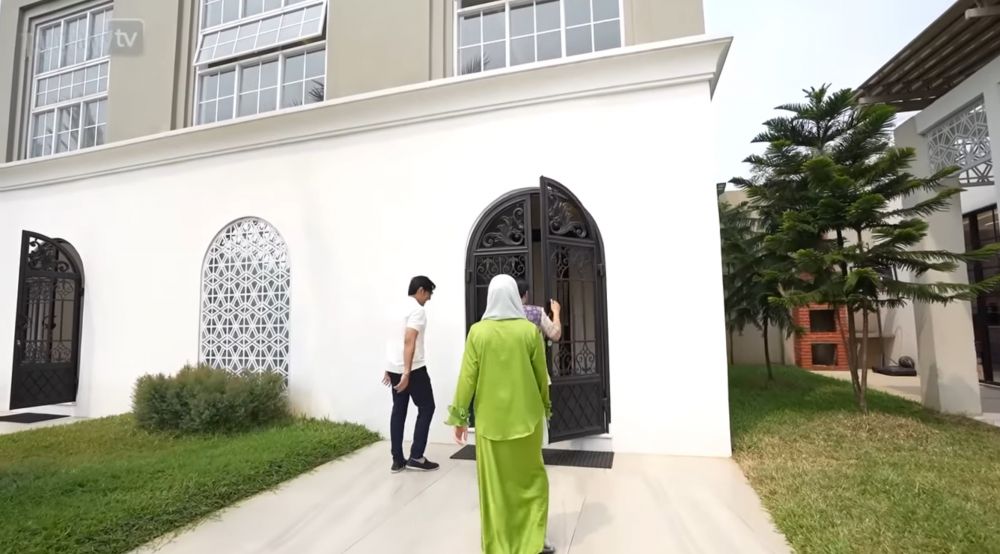 Punya hunian mewah senilai Rp 80 M, begini 10 potret home theater Ustaz Solmed dilengkapi kasur lebar