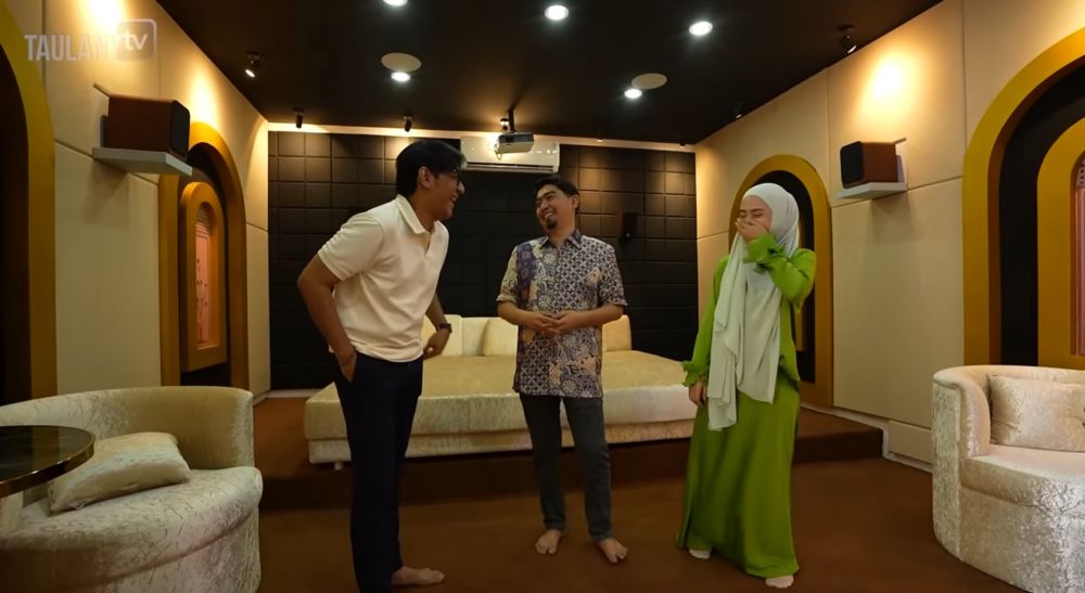 Punya hunian mewah senilai Rp 80 M, begini 10 potret home theater Ustaz Solmed dilengkapi kasur lebar