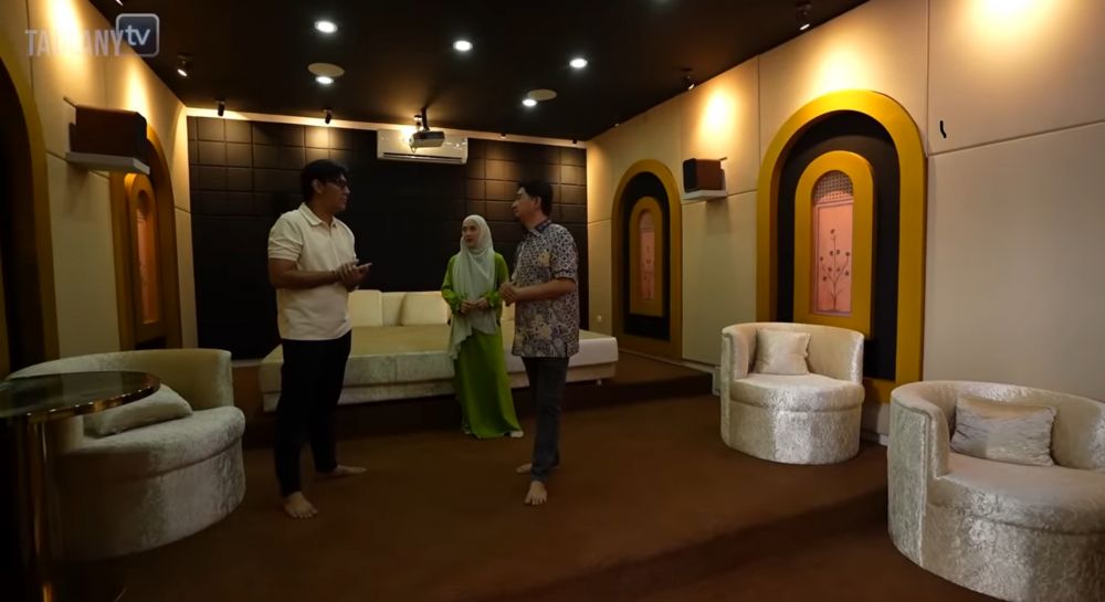 Punya hunian mewah senilai Rp 80 M, begini 10 potret home theater Ustaz Solmed dilengkapi kasur lebar