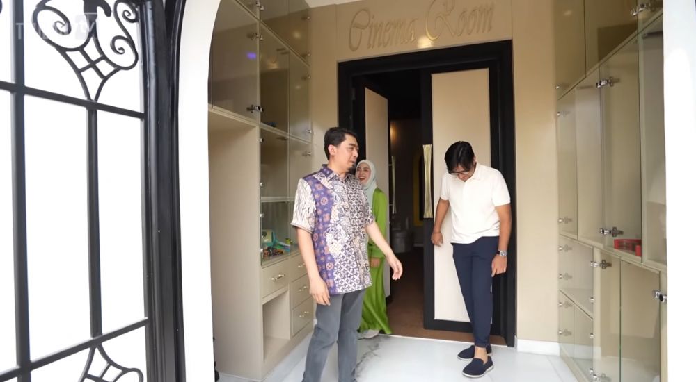 Punya hunian mewah senilai Rp 80 M, begini 10 potret home theater Ustaz Solmed dilengkapi kasur lebar