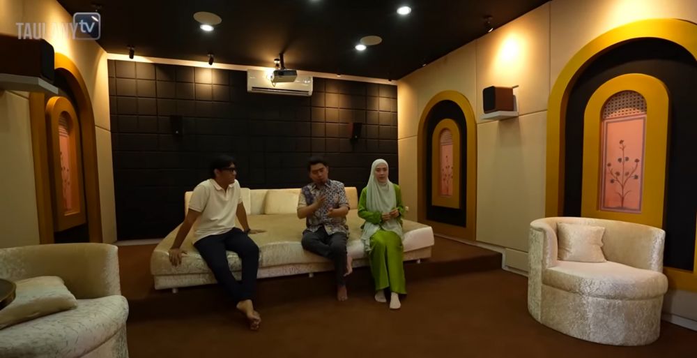 Punya hunian mewah senilai Rp 80 M, begini 10 potret home theater Ustaz Solmed dilengkapi kasur lebar