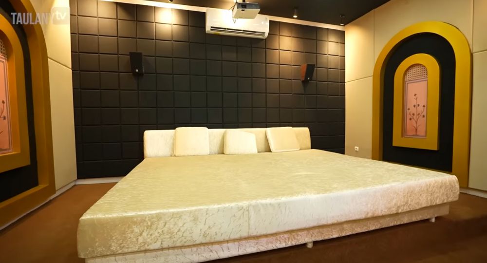 Punya hunian mewah senilai Rp 80 M, begini 10 potret home theater Ustaz Solmed dilengkapi kasur lebar