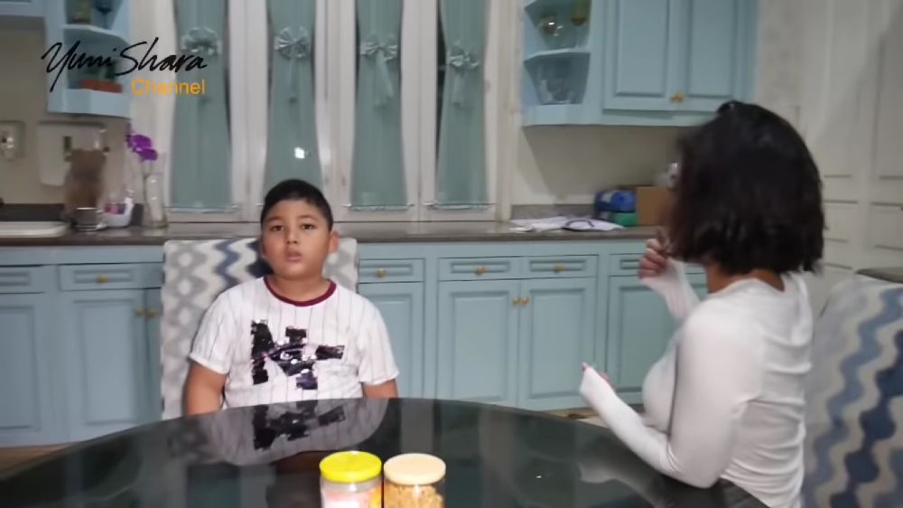 Dilengkapi meja makan minimalis, intip 9 potret dapur Krisdayanti serba biru ala American style