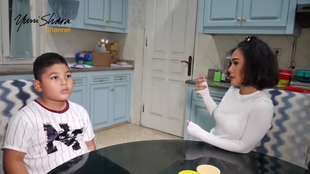 Dilengkapi meja makan minimalis, intip 9 potret dapur Krisdayanti serba biru ala American style