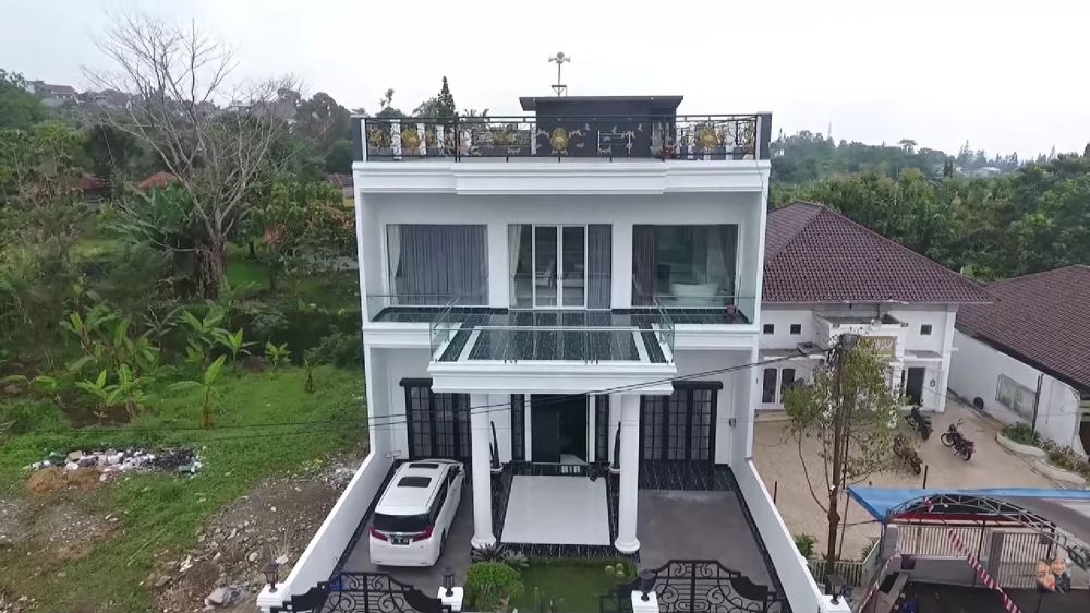 Rumahnya seharga Rp40 M, intip 10 potret dapur Kartika Putri yang mewah tapi jarang dipakai