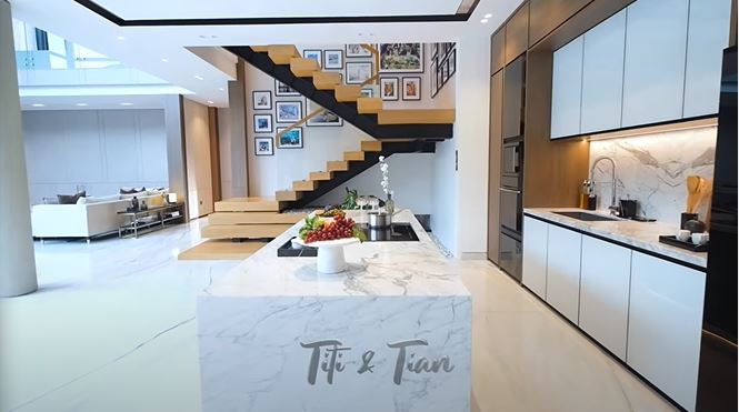 Tampilannya mahal dan elegan, intip 11 potret dapur Titi Kamal yang jarang dipakai untuk masak
