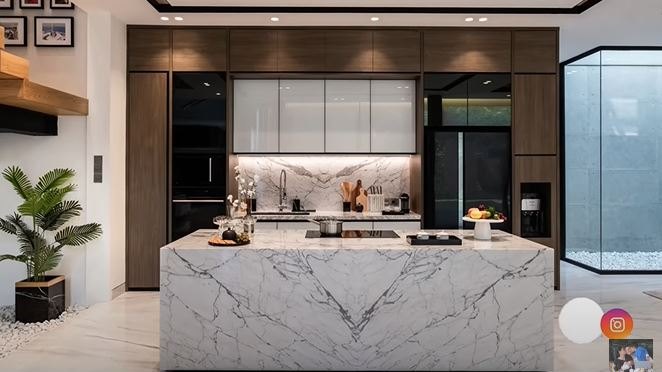 Tampilannya mahal dan elegan, intip 11 potret dapur Titi Kamal yang jarang dipakai untuk masak