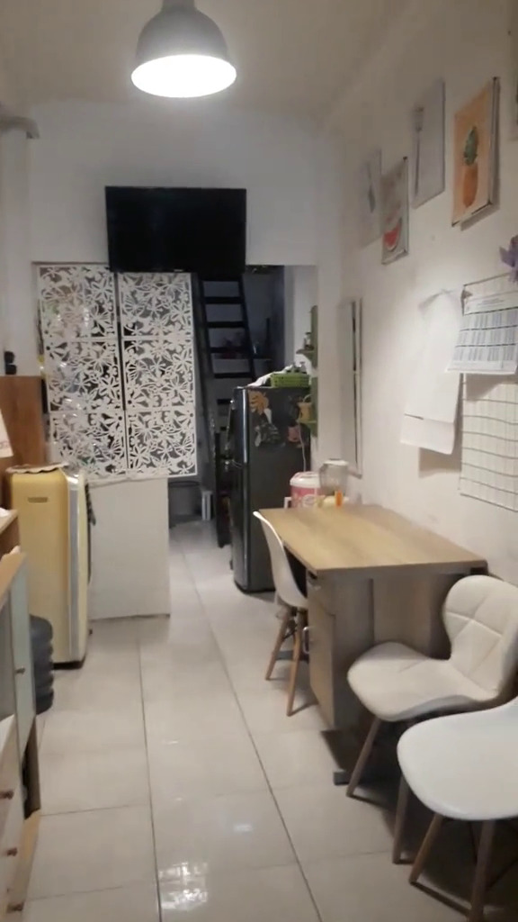 Rumah tipis lebar cuma 2 meter, intip 9 potret interiornya mirip tinggal di gang tapi estetik