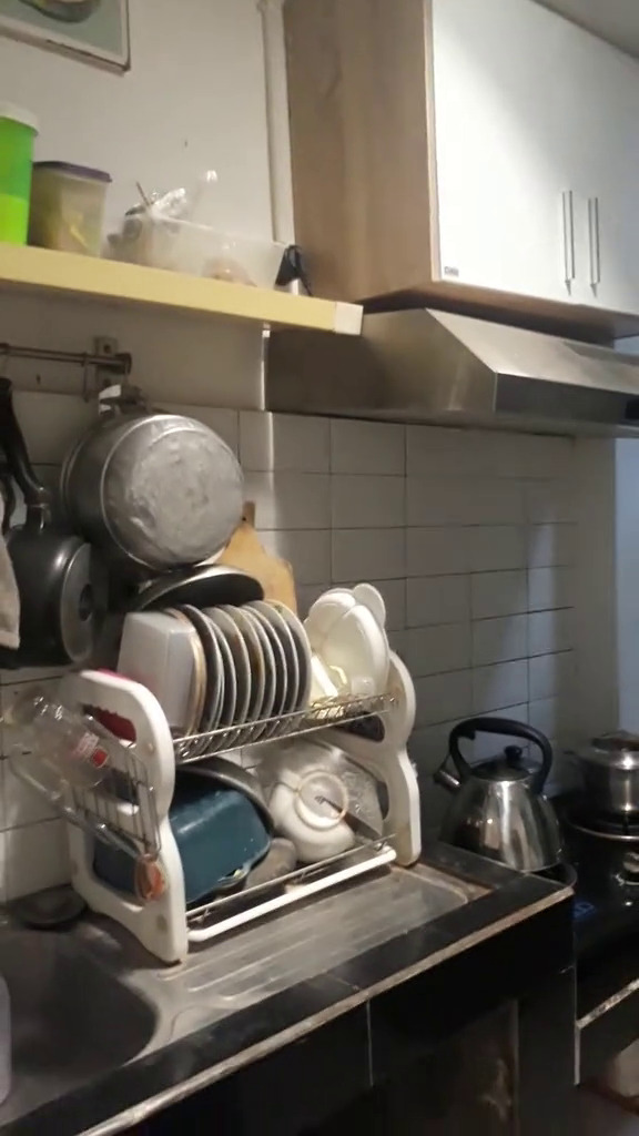 Rumah tipis lebar cuma 2 meter, intip 9 potret interiornya mirip tinggal di gang tapi estetik