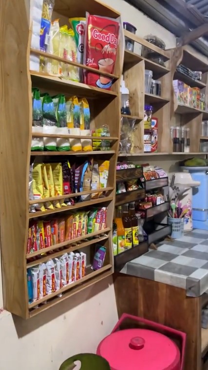 9 Potret dapur beratap seng ini penataannya apik sedap dipandang, berasa nongkrong di warkop