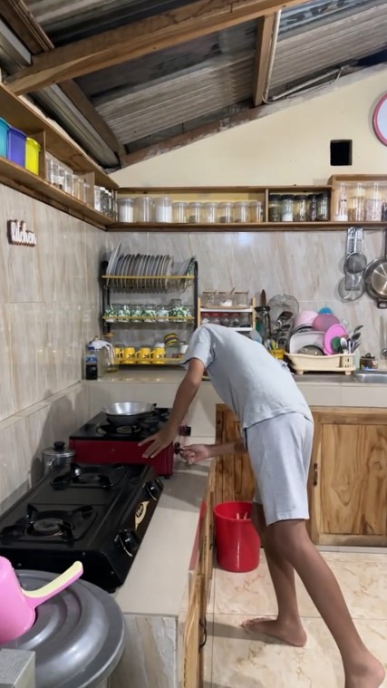 9 Potret dapur beratap seng ini penataannya apik sedap dipandang, berasa nongkrong di warkop