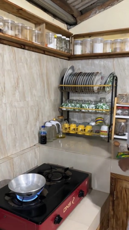 9 Potret dapur beratap seng ini penataannya apik sedap dipandang, berasa nongkrong di warkop