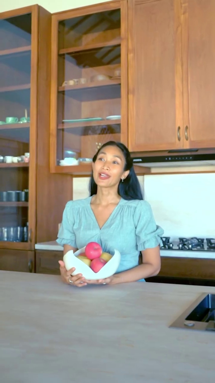 Elegan dengan sentuhan vintage, ini 9 potret dapur Happy Salma yang modern dengan interior kayu