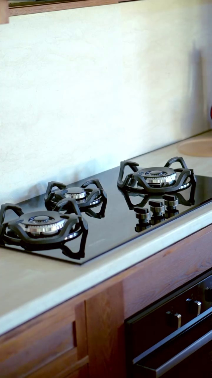 Elegan dengan sentuhan vintage, ini 9 potret dapur Happy Salma yang modern dengan interior kayu