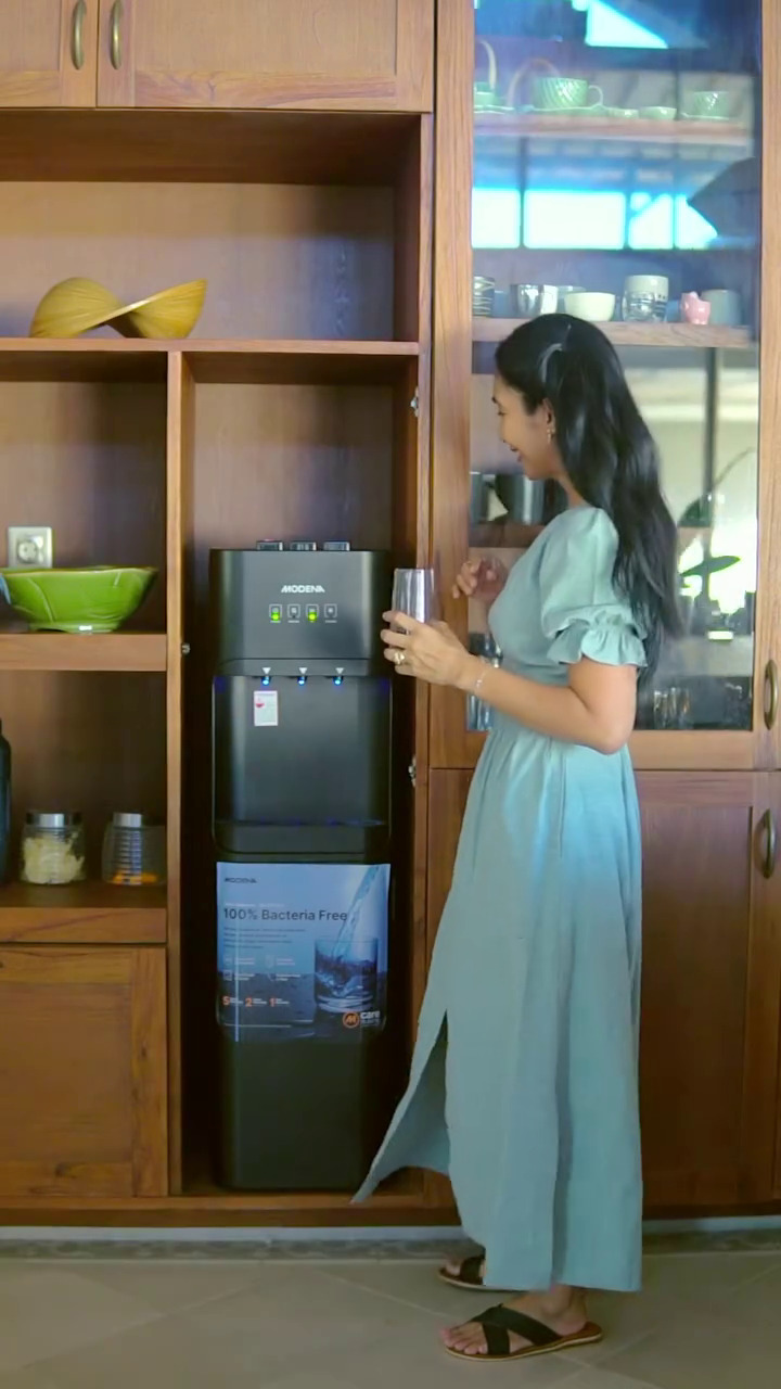 Elegan dengan sentuhan vintage, ini 9 potret dapur Happy Salma yang modern dengan interior kayu