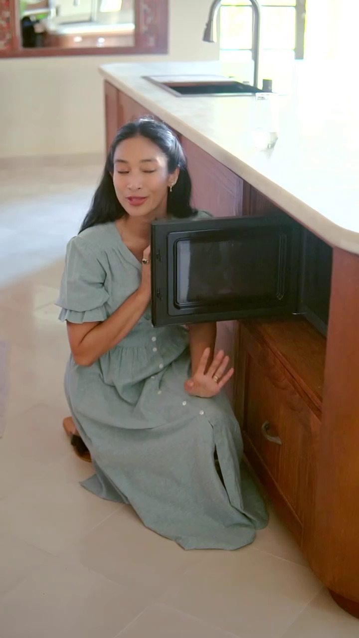 Elegan dengan sentuhan vintage, ini 9 potret dapur Happy Salma yang modern dengan interior kayu