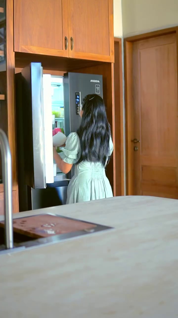 Elegan dengan sentuhan vintage, ini 9 potret dapur Happy Salma yang modern dengan interior kayu