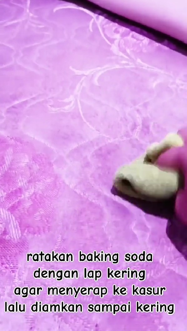 Trik emak-emak hilangkan bau pesing di kasur tanpa repot dicuci sabun, cuma pakai 1 bahan dapur