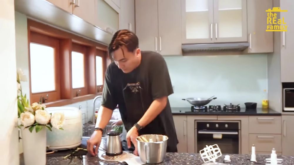 Sering masakin istri, ini 10 dapur rumah Rendy Kjaernett dan Lady Nayoan, minimalis tapi nggak sumpek