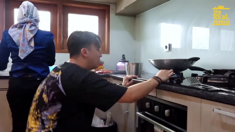 Sering masakin istri, ini 10 dapur rumah Rendy Kjaernett dan Lady Nayoan, minimalis tapi nggak sumpek
