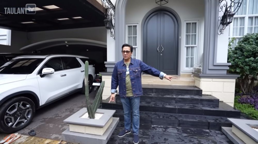 Hidup mewah di rumah Rp15 M usai nikah, 9 potret dapur kotor Kiky Saputri ini nyempil di garasi