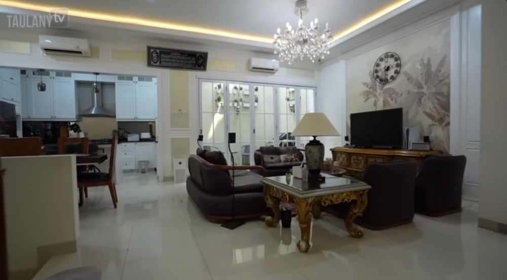 Hidup mewah di rumah Rp15 M usai nikah, 9 potret dapur kotor Kiky Saputri ini nyempil di garasi