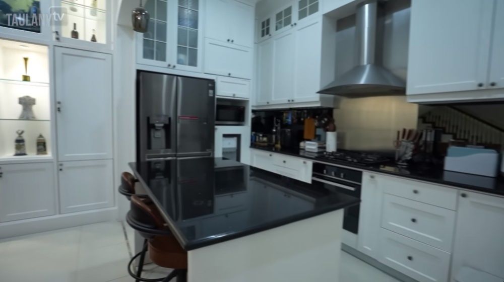 Hidup mewah di rumah Rp15 M usai nikah, 9 potret dapur kotor Kiky Saputri ini nyempil di garasi