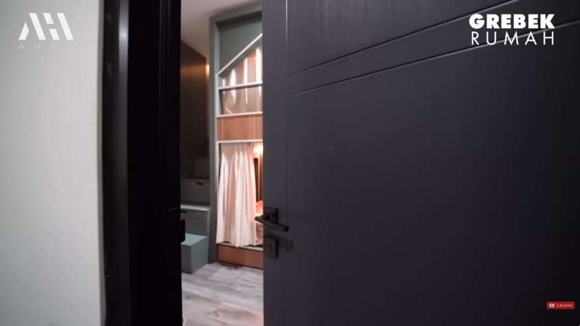 Punya rumah minimalis bak di gang senggol, 9 potret kamar anak Randy Pangalila ini estetik