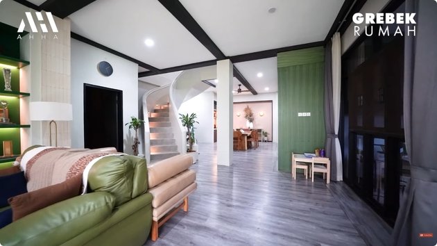 Punya rumah minimalis bak di gang senggol, 9 potret kamar anak Randy Pangalila ini estetik