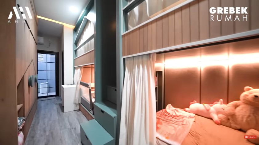 Punya rumah minimalis bak di gang senggol, 9 potret kamar anak Randy Pangalila ini estetik