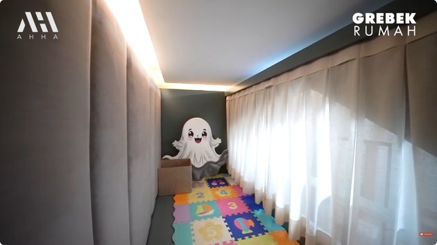 Punya rumah minimalis bak di gang senggol, 9 potret kamar anak Randy Pangalila ini estetik