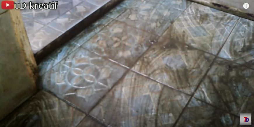 Trik simpel usir lumut lantai kamar mandi tanpa digosok baking soda, cukup tambah 1 bumbu dapur