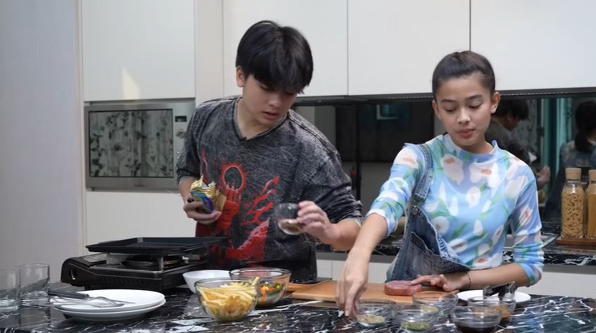 9 Potret dapur Aqeela Calista 'Asmara Gen Z', ukurannya mungil tapi jadi spot favorit bikin konten